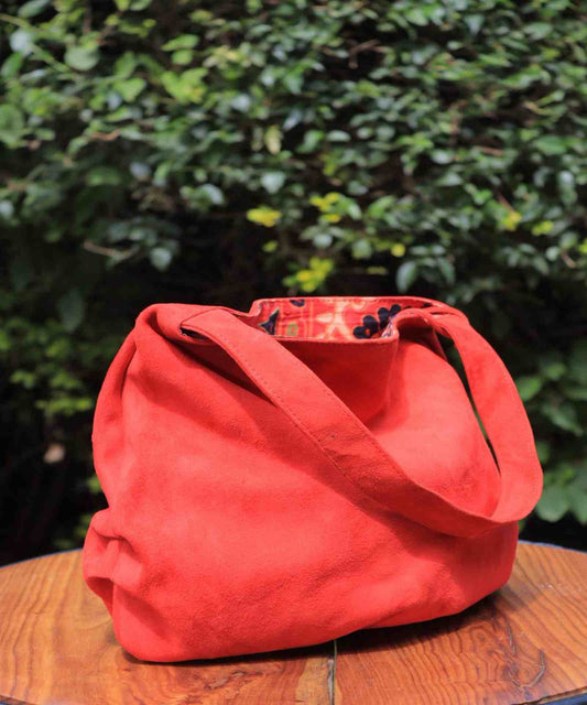 Borsa reversibile in tessuto con motivo multicolore caldo, manici morbidi e forma rilassata, progettata e spedita dall’Italia.