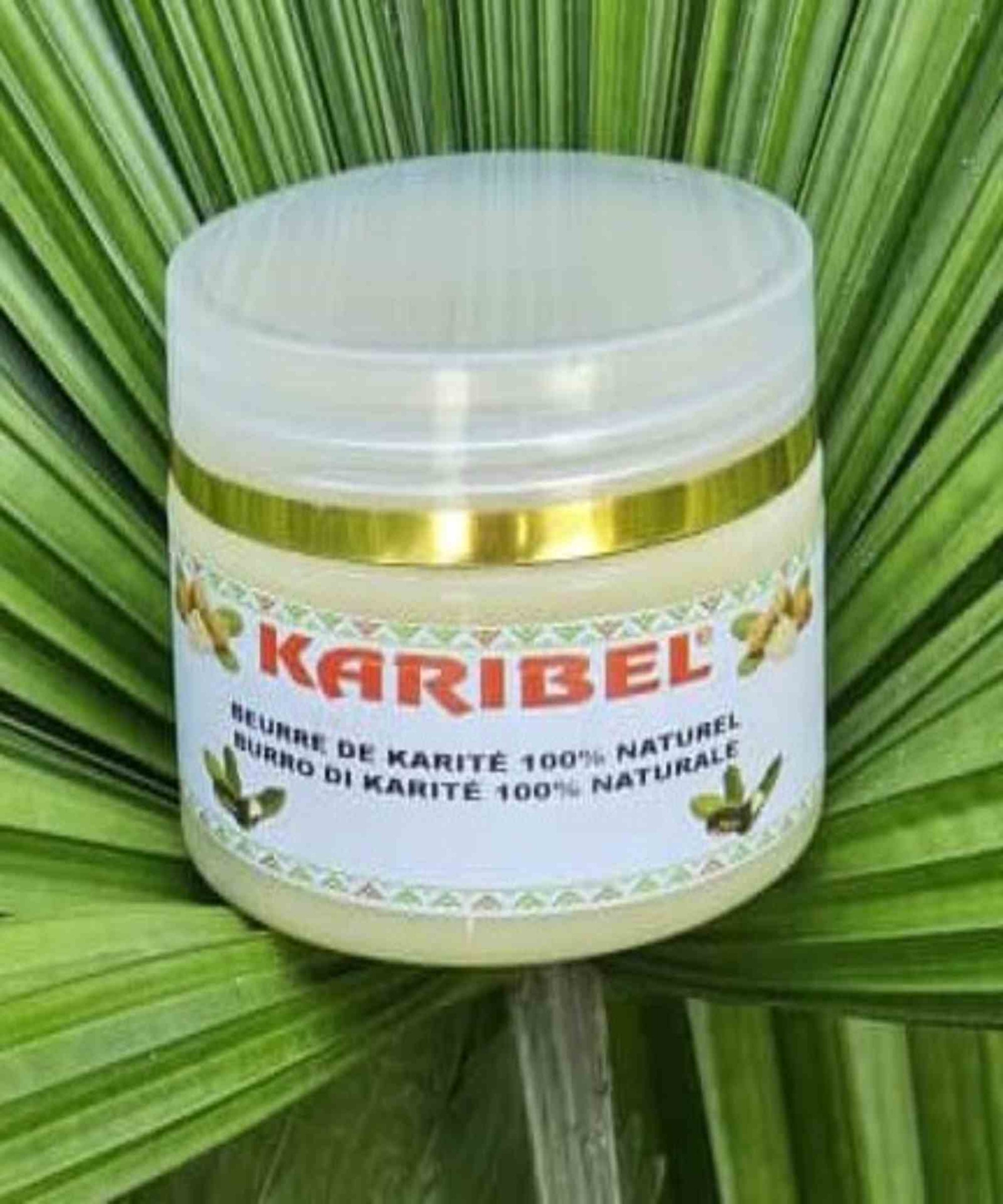 Burro di karité naturale Italia in un barattolo cosmetico rotondo con texture lisce, packaging minimalista e presentazione raffinata.