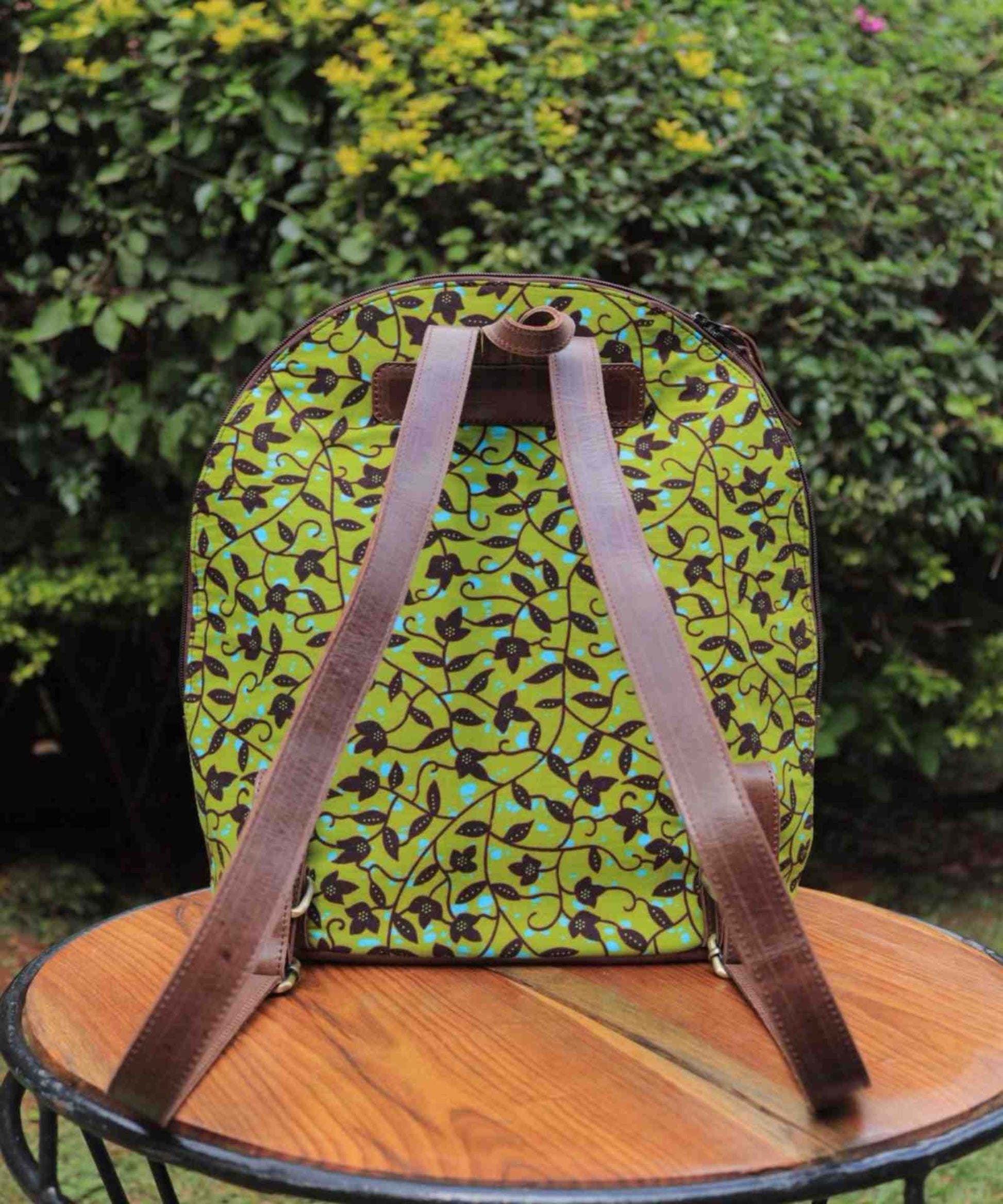 Zaino in tessuto e pelle con forma strutturata, corpo in tessuto a motivo e spallacci in pelle marrone scuro, progettato e spedito dall’Italia