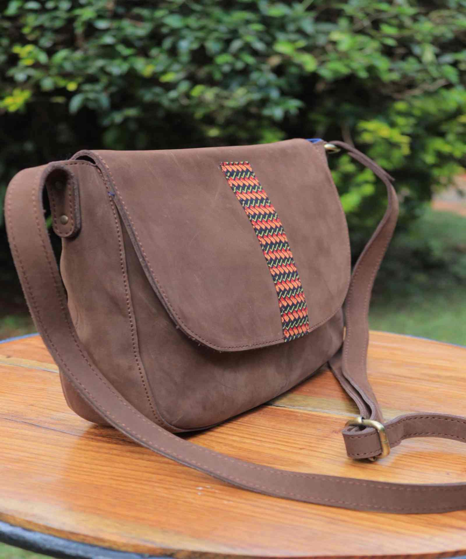 Borsa Ami crossbody bag marrone con dettaglio intrecciato frontale e tracolla regolabile