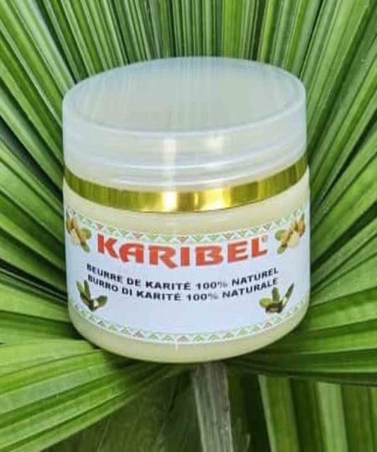 Burro di karité naturale Italia in un barattolo cosmetico rotondo con texture lisce, packaging minimalista e presentazione raffinata.