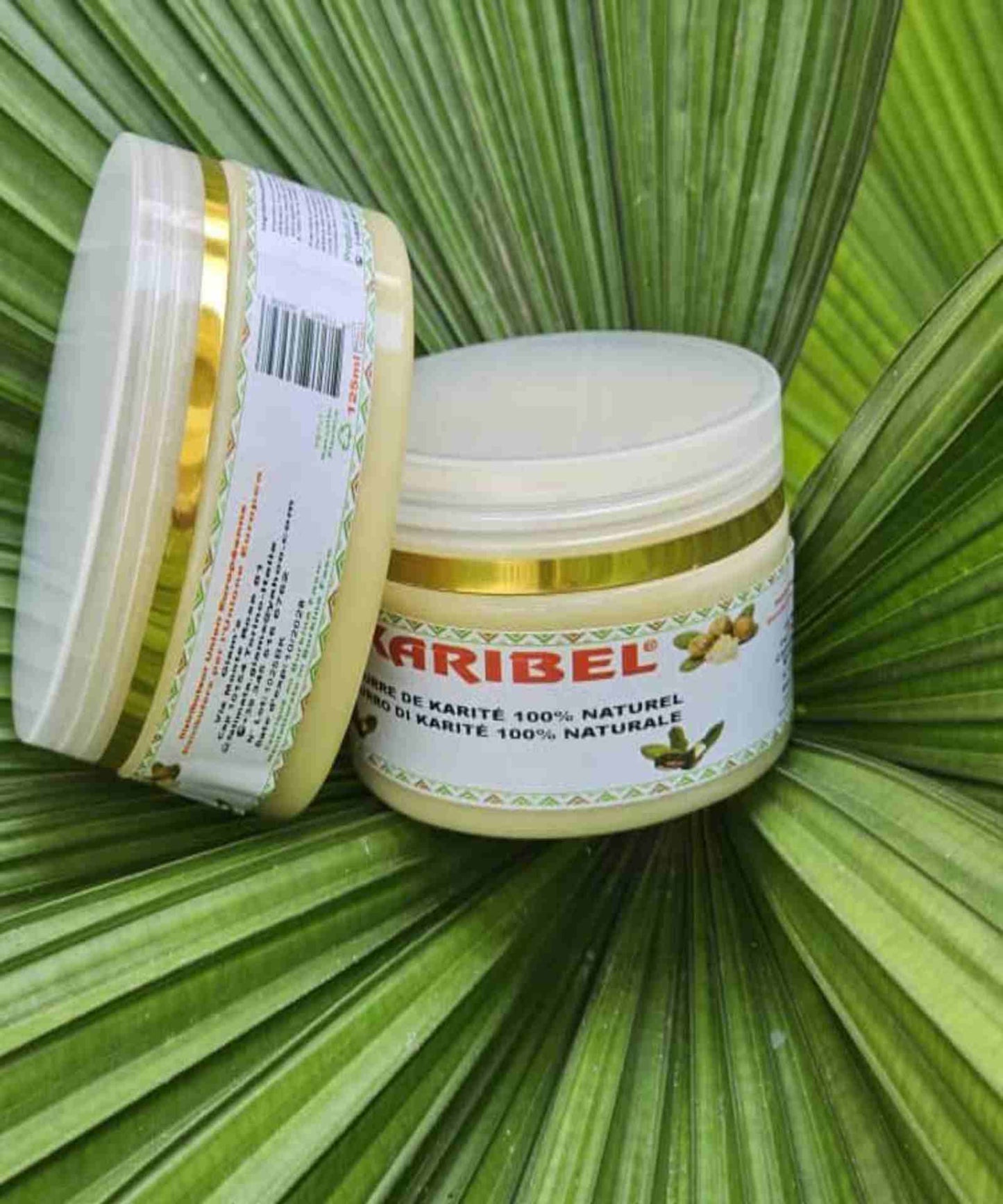 Burro di karité naturale Italia in un barattolo cosmetico rotondo con texture lisce, packaging minimalista e presentazione raffinata.