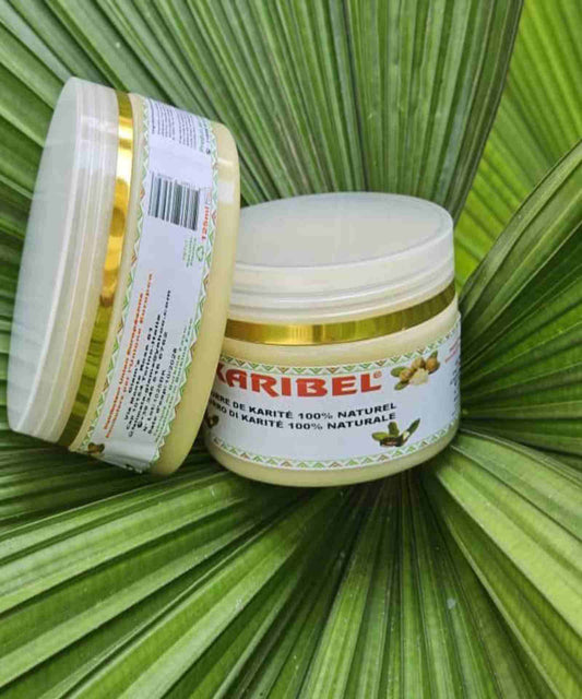 Burro di karité naturale Italia in un barattolo cosmetico rotondo con texture lisce, packaging minimalista e presentazione raffinata.